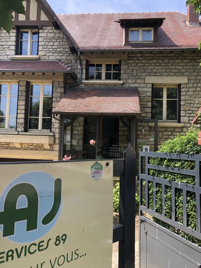 Entrée du siège d’AJ Services 89 à Auxerre, 2 avenue Pierre Larousse